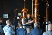 Sepp Popp erklärt den Besuchern das Schnapps-Brennen mit der Spezialitätenanlage. (Bild: Sara Carracedo)