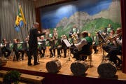 Die MG Sisikon unter der Leitung von Paul Gisler freute sich, in der voll besetzten Mehrzweckhalle zu konzertieren. (Bild: Georg Epp, 10. November 2018)
