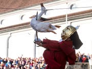 Ein Schläger versucht an der Gansabhauet in Sursee sein Glück. (Bild: KEYSTONE/ALEXANDRA WEY)