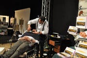 Coiffeur Alberto Grisendi zeigte an der Herbstmesse seine Fähigkeiten als Barbier. (Bild: Sabine Schmid)