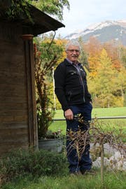 Walter Wallimann vor seinem Haus in Alpnach. (Bild: Patricia Helfenstein-Burch, 6. November 2018)