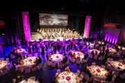 Lila Licht und Johann Strauss: Solch ein Tanzvergnügen gab es bislang im KKL noch nie. (Bild: Roger Grütter, 10. November 2018)