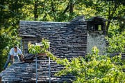 Typisch: Steindächer sind ein Merkmal der traditionellen Architektur im Gebiet Sopraceneri. (Themenbild: Samuel Golay/Keystone (Comologno, 10. Juni 2016))