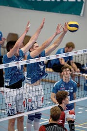 Liessen am Block kaum Punkte zu: Strahinja Brzakovic und Chris Newcombe. (Bild: Corinne Glanzmann (Luzern, 14. Oktober 2018))
