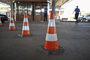Der Autobahn-Grenzübergang bei Basel/Weil am Rhein. Vor allem für Deutsche und Elsässer ist der Kanton Luzern als Arbeitsort interessant. (Bild: Keystone/Gaetan Bally (Basel, 11. Mai 2011))