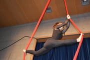 Turnerinnen beeindruckten mit ihrer Show an zwei Tuchsträngen. (Bilder: Zita Meienhofer)