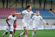 Wils Nikki Havenaar (Mitte) bejubelt seinen Treffer zum 1:0. (Bild: Gianluca Lombardi)