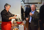 Kantonsrat Peter Bühler lässt sich sein Fondue schmecken.