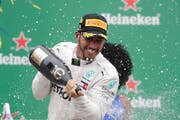 Grund zum Feiern: Mercedes-Pilot Lewis Hamilton. (Bild: Andre Penner/AP (Sao Paulo, 11. November 2018))