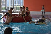 Preise wie 1978: Zwei Franken für Kinder und 3,50 Franken für Erwachsene kostete am Jubiläumstag der Eintritt ins Hallenbad Speicher. (Bild: mc)