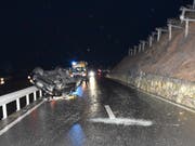 Ein 58-jähriger Autolenker ist bei einem Selbstunfall am Julierpass leicht verletzt worden. (Bild: Kantonspolizei Graubünden)