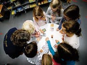 Hohe Konzentration: Die Kinder lernten neue Spiele spiele kennen. (Bild: Stefan Kaiser (Baar, 9. November 2018))