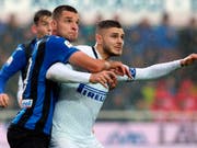 Der ehemalige FCZ-Verteidiger Berat Djimsiti setzt sich gegen Mauro Icardi von Inter Mailand resolut durch (Bild: KEYSTONE/AP ANSA/PAOLO MAGNI)