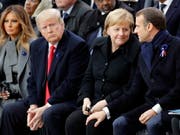 Vertraulichkeiten an der Gedenkfeier zum 100. Jahrestag des Endes des Ersten Weltkrieges am Arc de Triomphe in Paris. Von links nach rechts: US First Lady Melania Trump und ihr Gatte Donald, rechts von diesem die deutsche Kanzlerin Merkel in Körperkontakt mit dem französischen Präsidenten Macron. (Bild: KEYSTONE/EPA AP POOL/FRANCOIS MORI / POOL)