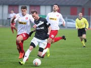 Kreuzligens Ermir Selmani (am Ball) kann von Amriswils Raul Perez (links) nicht gestoppt werden. (Bild: Mario Gaccioli)
