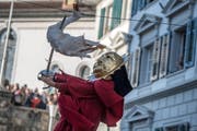 Ein Schläger versucht am Gansabhauet in Sursee sein Glück. (Bild: Pius Amrein (Sursee, 11. November 2018))