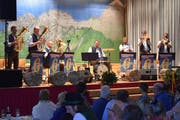 Berthold Schick und seine «Allgäu 6» boten Blasmusik auf höchstem Niveau. (Bild: Georg Epp, 10. November 2018)