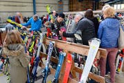 Winterhungrige decken sich für die Skisaison ein. (Bild: Helio Hickl)
