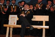 Dirigent Thomas Wieland nimmt Platz auf seinem neuen Ruhebänkli. (Bild: Monika van de Giessen, Stans, 10. November 2018)