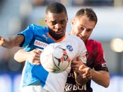 Der GC-Verteidiger Julien Ngoy kommt vor Xamax-Spieler Mustafa Sejmenovic an den Ball (Bild: KEYSTONE/LAURENT GILLIERON)