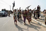 Regierungstreue jemenitische Truppen ziehen jubelnd durch die Stadt Hodeida. (Bild: Epa (5. November 2018))