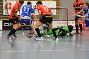 Niklas Hess (Nummer 32) und seine Herisauer Kollegen wehren diesen Luzerner Angriff ab. (Bild: Lukas Pfiffner)