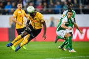 Jean-Pierre Nsame trifft per Kopf, die St.Galler Verteidiger Hefti und Bakayoko schauen zu. (Bild: Keystone/Gian Ehrenzeller)