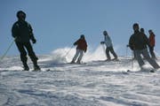 Weil es viele Skifahrer auf der Piste hatte, kam es zum Zusammenprall. Wie sich dieser zugetragen hat, darüber waren sich die Beteiligten nicht einig. (Symbolbild: PD)