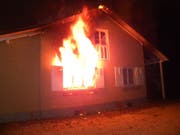 Bei einem Brand in Neukirch-Egnach TG sind in der Nacht auf Sonntag zwei Erwachsene und ihr Kind leicht verletzt worden. (Bild: Kantonspolizei Thurgau)