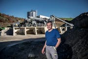 Seit Frühling ist in Grosswangen bei der Leupi AG die erste Anlage zur Aufbereitung von Aushub- und Ausbruchmaterial in Betrieb. Auf dem Foto: Heinz Leupi. (Bild: Pius Amrein, 12. November 2018)