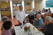 Für Heimleiter Robi Walker ist der Begegnungstag wichtig, um mit Angehörigen in Kontakt zu treten. (Bild: Georg Epp (Flüelen, 10. November 2018))