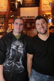 Sie spielen in der «rbt-rockband»: Patrick Moser und Christian Moro. (Bild: Chris Marty)