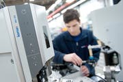 In der Produktion bei Komax in Dierikon. (Bild: Boris Bürgisser, 21. März 2016)