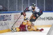 Samuel Erni (unten) im Spiel gegen seinen Ex-Club Zug. (Bild: Freshfocus)