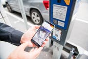 QR-Code scannen, Parkdauer einstellen: Künftig können Parkplätze im Bereich der Winkelriedstrasse, Hirschengraben, Hirschmattstrasse und Stadthausstrasse in der Stadt Luzern via App bezahlt werden. Unser Bild stammt aus der Stadt Zug, wo das System bereits eingeführt worden ist. Bild: Roger Grütter (30. August 2018).