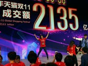 Online-Schnäppchen Jagd: Alibaba Mitarbeiter feiern am 11. November in Shanghai den Rekordumsatz am diesjährigen Single's Day von 213,5 Milliarden RMB, was rund 31 Milliarden Dollar entspricht. (Bild: KEYSTONE/AP/NG HAN GUAN)