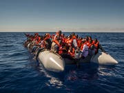 Flüchtlinge und andere Migranten etwa aus Eritrea, Mali und Bangladesch auf einem Boot vor der Küste Libyens im Sommer 2016. (Bild: KEYSTONE/AP/SANTI PALACIOS)