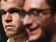 In den bislang drei Partien hatte Magnus Carlsen (links) den etwas schärferen Blick. Gleichwohl steht der WM-Kampf noch remis. (Bild: KEYSTONE/EPA/FACUNDO ARRIZABALAGA)