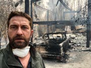 Der Schauspieler Gerard Butler vor seinem niedergebrannten Haus in Malibu. (Twitter/@GerardButler)