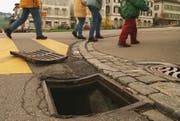 Auch in anderen Gemeinden - wie hier in Heiden - kam es schon zu ähnlichen Vorfällen, in denen Schachtdeckel mutwillig entfernt und so Passanten gefährdet wurden. (Bild: Keystone/Archiv)