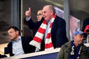 Bayern Münchens Präsident Uli Hoeness zeigt mit dem Daumen nach oben. Das Bild wurde allerdings vor der 2:3-Niederlage am Samstag bei Tabellenführer Borussia Dortmund gemacht. (Bild Sascha Steinbach/EPA (Gelsenkirchen, 22. September 2018))