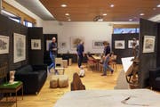 Die Ausstellung in Vernissagen-Stil findet in den Räumen des Hotels Rössli in Tufertschwil statt. (Bild: Sascha Erni)