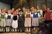 Die Kleinsten waren die Grössten: 50 Kinder jodelten sich in die Herzen der Zuhörer. (Bild: Monika van de Giessen (Giswil, 11. November 2018))
