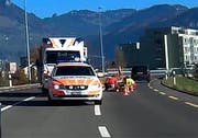 Der Töfffahrer stürzte bei der Mittelinsel. (Bild: Leserbild Bote der Urschweiz)
