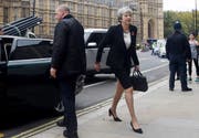 Theresa May unterwegs in London. (Bidl: EPA/FACUNDO ARRIZABALAGA)