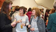 Referentin Barbara Frischknecht-Schoop (l.) diskutierte nach dem Vortrag mit den Anwesenden und genoss mit ihnen den Apéro. (Bild: Cécile Alge)