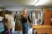 Sarah Brümmer in ihrem Textilatelier. Im Hintergrund ist ein Teil der aktuellen Kollektion zu sehen. (Bild: Flurina Lüchinger)