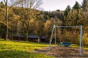 Die Hochhüsliweid mit Holzhütten und Spielplatz beim Würzenbachquartier Luzern. Sie bleiben erhalten. (Bild: Philipp Schmidli, 22. November 2017).