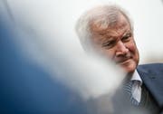 Horst Seehofer will als CSU-Vorsitzender zurücktreten, wie er am Montag bekanntgab. Sein Amt als Bundesinnenminister will er laut eigenen Angaben behalten. (Bild: Michael Kappeler/Keystone (Bautzen, 12. November 2018))