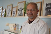 Von Salzburg nach Zuzwil: Kinderarzt Mitra Peter Ramkissoon praktiziert seit Anfang Woche im Ärztezentrum Zuzwil. (Bild: Tobias Söldi)
